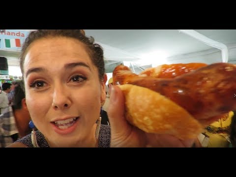 comiendo-salchichas-alemanas-en-la-feria-de-las-culturas