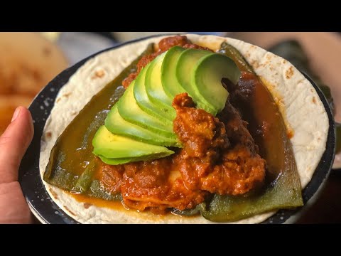 qesataco-taco-queso-de-queso-asado-banados-en-salsa-picante-envueltos-en-chile-pasilla