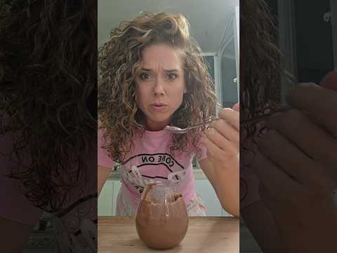 probando-el-mousse-de-chocolate-hecho-con-puros-huevos-cocidos